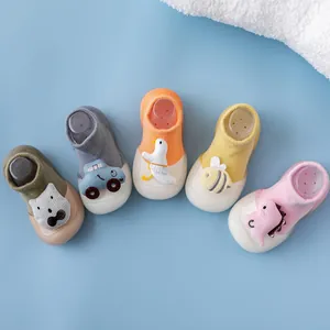 Rutschfeste Baby-Hausschuhe mit niedlichen Tiermustern und weichen Gummisohlen