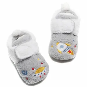 Zachte pluche babyslofjes met geborduurde raket en UFO ruimtethema ontwerpen voor baby's