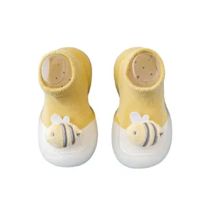 Gelbe Baby-Bodensocken mit süßem Bienendesign und rutschfesten weichen Gummisohlen