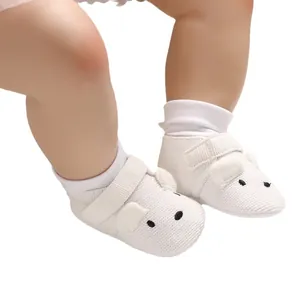 Süße weiße Strickschuhe für Babys mit flexibler weicher Sohle und niedlichem Bärengesicht