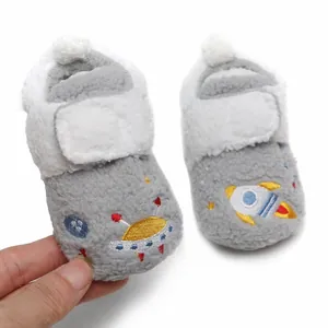 Comfortabele grijs-witte baby winterslofjes met raket- en UFO-borduurwerk detail.
