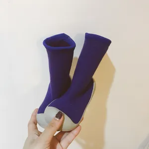 Vue détaillée de chaussons-chaussettes d'hiver violets pour bébé avec semelle souple et chaude.
