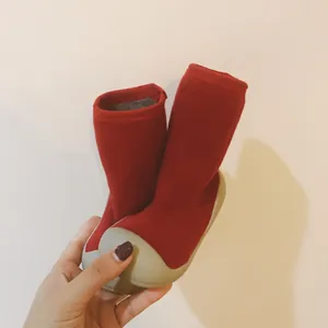 Vue détaillée de chaussures chaussettes rouges pour bébé avec semelle souple