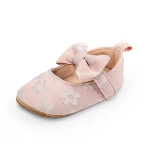 Vista lateral detallada de un zapato de princesa rosa con flores para bebé niña