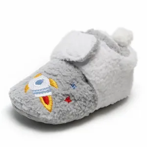 Zijaanzicht van pluche baby winterschoenen met kleurrijke raket- en sterrenborduurwerk.