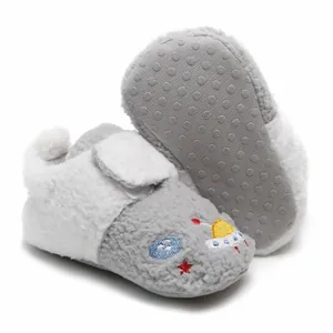 Zachte fleece babyloopschoenen voor de winter met raketborduurwerk en antislipzolen