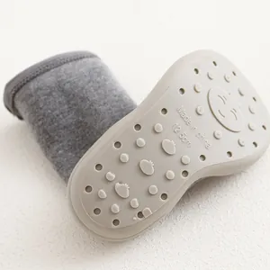 Vue détaillée de la semelle antidérapante des chaussures chaussettes bébé avec taille 12,5 cm.