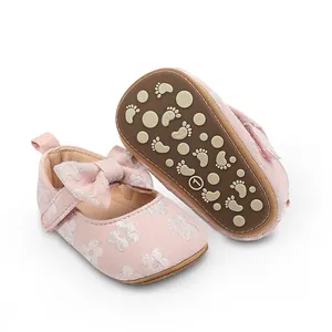Detalle de zapatos de princesa de encaje rosa para bebé con suela de goma antideslizante