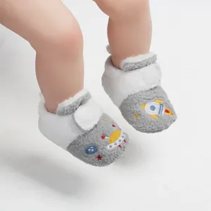 Close-up van gezellige fleece baby wandelschoenen met raket borduurwerk