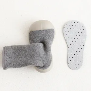 Gros plan de chaussures chaussettes d'hiver grises avec semelle intérieure perforée