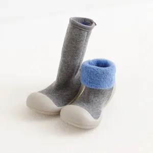 Gros plan de chaussures chaussettes pour bébé avec doublure en polaire bleue pliée