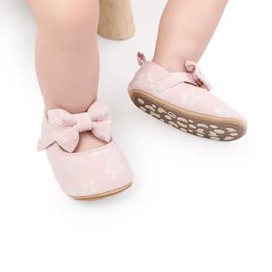 Detalle de zapatos rosa de princesa para bebé niña con lazo y suela antideslizante suave