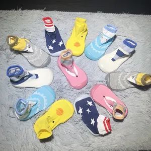 Bunte Baby-Bodensocken-Schuhe mit rutschfester weicher Sohle auf Teppich