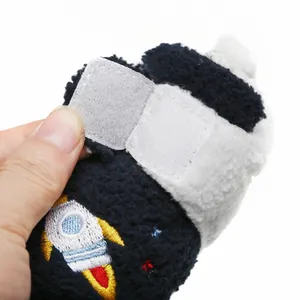Detail van de klittenbandsluiting op de zachte pluchen babyloopschoen met raketmotief