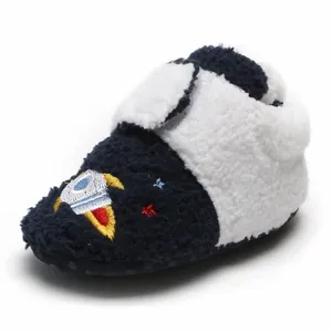 Detail van zachte baby winterschoen met geborduurde raket op de donkerblauwe neus van de schoen.