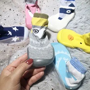 Baby-Bodensocken mit rutschfesten Gummisohlen und niedlichen Tiermustern im Detail.