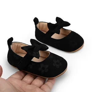 Vista detallada de zapatos de princesa de encaje negro para niña con lazo