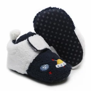 Detail van antislipzool op pluizige baby winterschoenen met raket borduurwerk detail