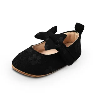 Vista detallada de zapato de princesa para bebé en encaje negro con lazo elegante