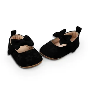 Vista detallada de zapatos de princesa para bebé en encaje negro con lazo