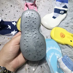 Detailaufnahme der rutschfesten Gummisohle bei Baby-Laufsocken