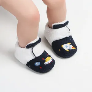 Gedetailleerd beeld van pluche babyschoentjes met marine raket- en ruimtemotief