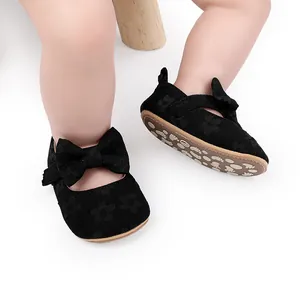 Vista detallada de zapatos de princesa para bebé en encaje negro con un lazo