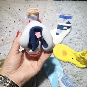 Detail der flexiblen, weichen Anti-Rutsch-Sohle bei Baby-Bodensocken
