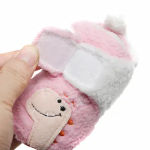 Detail van warme zachte pluche roze babyschoen met klittenbandsluiting voor de winter