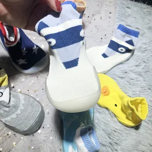 Nahaufnahme von rutschfesten Babysocken mit weicher Sohle und Cartoon-Muster