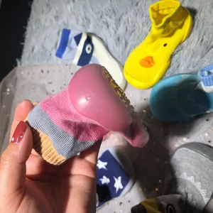 Nahaufnahme der weichen Gummisohle rutschfester Babysocken in verschiedenen Stilen