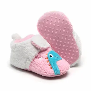 Pluchen roze baby winterschoentjes met schattig blauw dinosaurus detail en zachte zool