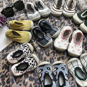 Detailansicht bunter Strick-Lauflernschuhe für Babys mit flexibler Gummisohle für Kleinkinder