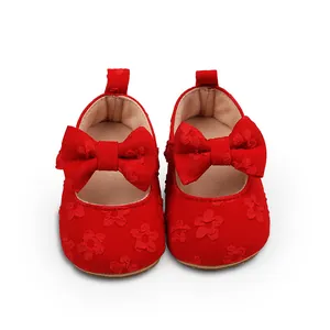 Primer plano de zapatos de princesa rojos para bebé con lazo y delicada textura de encaje floral