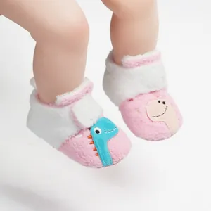 Warme roze en witte winter babyslofjes van fleece met schattige dinosaurus