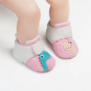 Zachte roze pluche babyschoentjes met dinosaurus borduursel voor winterse warmte
