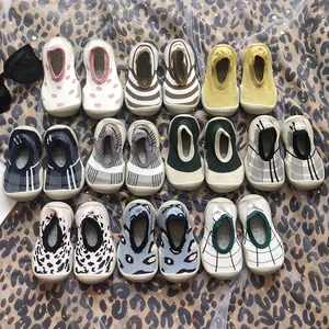 Sammlung von Babysocken-Schuhen mit verschiedenen Mustern und weichen rutschfesten Sohlen