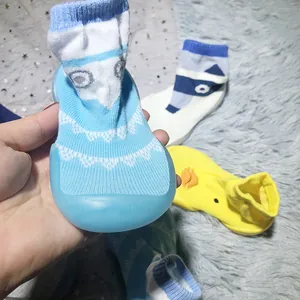 Detailansicht der rutschfesten Gummisohle und des Strickgewebes dieser Baby-Hausschuhsocken