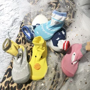 Vielfalt an Baby-Socken-Schuhen mit Tiermotiven und rutschfesten weichen Sohlen.