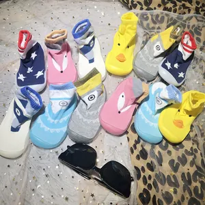 Detailansicht bunter rutschfester Baby-Lauflernsocken mit niedlichen Enten- und Tiermustern