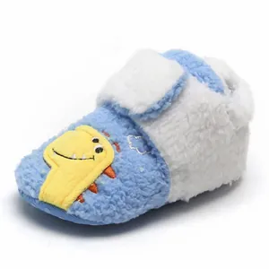 Detailopname van zachte blauwe baby winterschoen met geel dinosaurus motief