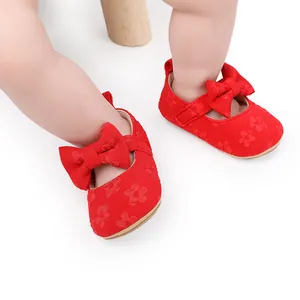 Primer plano de zapatos de encaje rojos para bebé con un adorno de lazo elegante