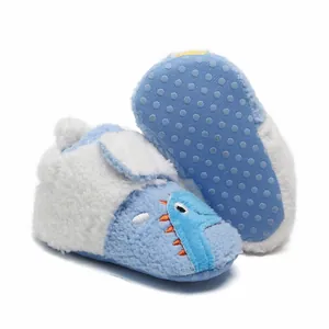 Blauwe pluche baby winterschoenen met antislipzool en schattig dinosaurusontwerp