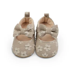 Zapatos de princesa para bebé niña en tela beige con motivo floral y lazo