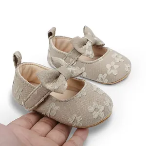 Zapatos de princesa beige para bebé niña con lazo y bordado floral muy detallado