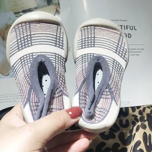 Detailansicht der karierten Söckchenschuhe für Kleinkinder mit schützender Gummisohle