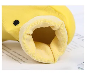 Detailaufnahme des weichen Strickfutters und der Gummisohle für Enten-Babysöckchen