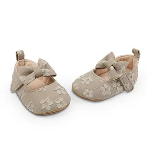 Dulces zapatos de princesa beige para bebé niña con flores bordadas y un lazo