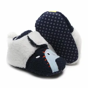 Detail van baby winter fleece loopschoenen met een antislip rubberen zool met stippen