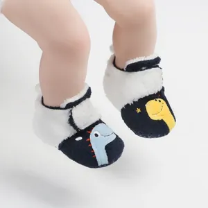 Detailopname van warme baby-winterschoentjes met schattig dinosaurusborduurwerk en fleece